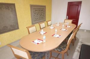 een houten tafel met stoelen en een grote tafel met flessen. bij Zar Guadalajara in Guadalajara +10 foto's