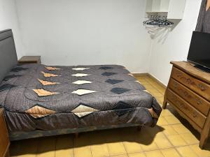 una camera da letto con un letto e una cassettiera di Alquiler miramar a Miramar Altre 4 foto