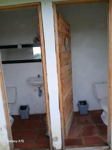ein Badezimmer mit zwei Toiletten und einem Waschbecken in der Unterkunft Zona de Camping El mirador in Villa de Leyva