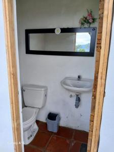 ein Badezimmer mit Toilette und Waschbecken in der Unterkunft Zona de Camping El mirador in Villa de Leyva