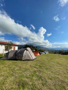 eine Gruppe von Zelten auf einem Feld in der Unterkunft Zona de Camping El mirador in Villa de Leyva