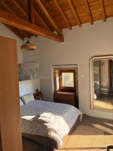 En eller flere senge i et værelse på Casa Rural Elvira Ribeira Sacra