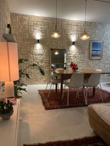 een eetkamer met een houten tafel en stoelen bij Casa Della Baia With a beautiful view in Varazze