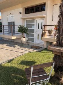 En balkon eller terrasse på Family's home Trikala