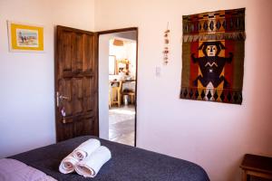 une chambre avec un lit avec deux serviettes dessus dans l'établissement Cabaña Paraíso Cachi, à Cachí 1 autre photo