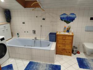 Et badeværelse på Ferienwohnung Buchner | Chiemgau Karte + 42 billeder