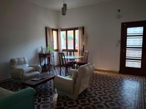 een woonkamer met stoelen en een tafel bij Lo de Olga in Trelew
