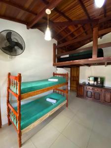 una camera con 2 letti a castello e una cucina di Pousada Ferradura Beach a Búzios