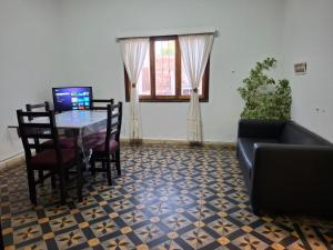 een woonkamer met een tafel en een bank bij Lo de Olga in Trelew