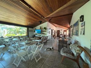 een woonkamer met een tafel en stoelen bij L´Grace Ferradura in Búzios