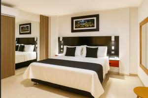 een hotelkamer met een groot bed en twee bedden bij City Tower Hotel in Lima +41 foto's