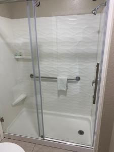 Et badeværelse på North Bay Inn Santa Rosa