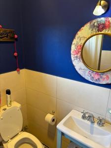 une salle de bains avec toilettes, lavabo et miroir dans l'établissement Casa Quinta La Plata, à La Plata