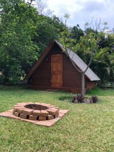 un piccolo edificio con una porta di legno nell'erba di Casa Santa Teresita - Cabaña individual o de pareja a Sanarate