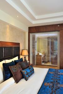 Voodi või voodid majutusasutuse Marina- Shimla First Designer Boutique Hotel toas