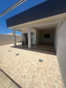 ein Haus mit blauem Dach und Terrasse in der Unterkunft Casa de Praia Vila do Peró in Cabo Frio