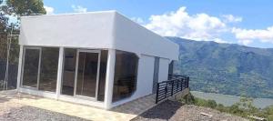 een wit huis op de top van een berg bij Supernova Glamping in Macanal