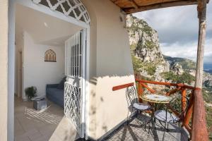 阿马尔菲JoRi Vista Amalfi的阳台,配有桌椅