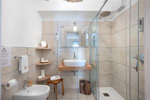 阿马尔菲JoRi Vista Amalfi的浴室配有洗手池和玻璃淋浴房 更多56张照片