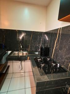 a kitchen with a stove and a sink at Flat Ubuntu in Viçosa do Ceará +12 photos
