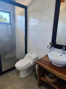 Koupelna v ubytování Casa para 12 personas frente a playa Cardonal + 17 fotografií