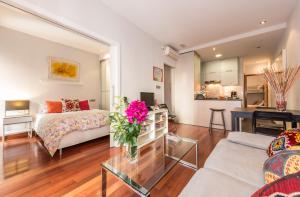 salon z łóżkiem i stołem w obiekcie Principe Santa Ana Madrid Centro w Madrycie