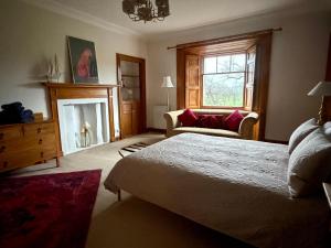 En eller flere senge i et værelse på Georgian Park View Apartment