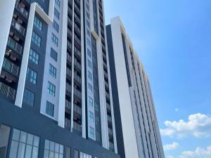 een hoog gebouw met veel ramen aan de zijkant bij Elevé Gamuda in Banting