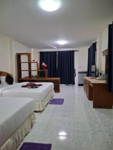 een hotelkamer met twee bedden en een badkamer bij Lanta Summer House 1 in Koh Lanta