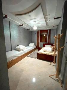 Giường trong phòng chung tại tayri surf house