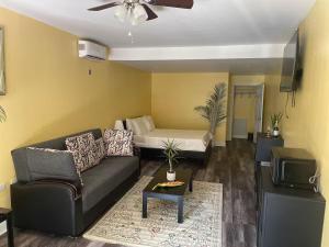 un soggiorno con un divano e un letto di Torraille Waterfall Villas a Soufriere