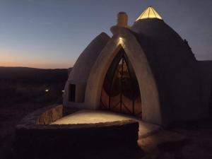 een klein gebouw met een licht erop bij Cabañas Las Luciérnagas in San Javier