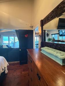 Postel nebo postele na pokoji v ubytování Exuma beachfront infinity pool & high end finishes