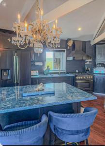 Kuchyň nebo kuchyňský kout v ubytování Exuma beachfront infinity pool & high end finishes