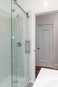 una doccia con una porta in vetro in un bagno di 2 - Berkeley Private 1 Bedroom Apartment with Laundry a Berkeley