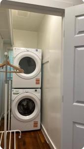 una lavatrice e un'asciugatrice in una piccola stanza di 2 - Berkeley Private 1 Bedroom Apartment with Laundry a Berkeley