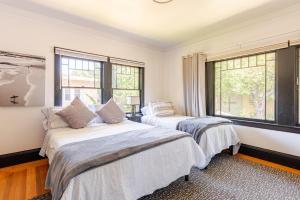 due letti in una stanza con due finestre di 2 - Berkeley Private 1 Bedroom Apartment with Laundry a Berkeley