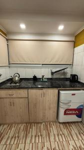 een keuken met een spoelbak en een aanrechtblad bij Cabaña Concepcion del Valle in Salsacate