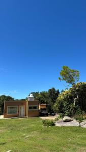 een huis met een vrachtwagen in een tuin bij Cabaña Concepcion del Valle in Salsacate