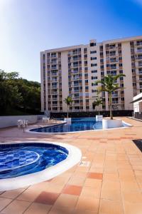 een groot appartementencomplex met een groot zwembad bij Apartamento Moderno en Villeta - Nido de San Miguel in Villeta