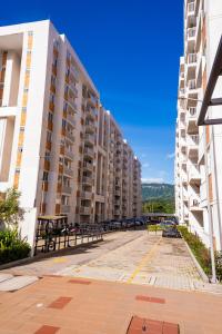 una fila di palazzi con tavoli e sedie di Apartamento Moderno en Villeta - Nido de San Miguel a Villeta