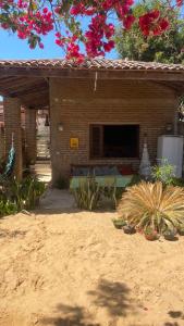 een bakstenen gebouw met een flatscreen-tv erop bij Casa Bari in Jericoacoara
