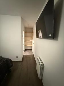 een lege kamer met een verwarming en een kast bij Onlyroom Madrid Gabriel Usera in Madrid