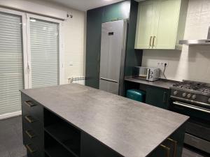 een keuken met een aanrecht en een koelkast bij Onlyroom Madrid Gabriel Usera in Madrid +23 foto's