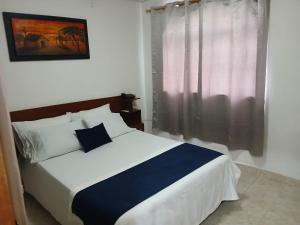 En eller flere senge i et værelse på HOTEL NES