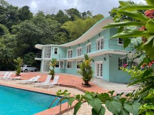 una casa con una piscina di fronte di Torraille Waterfall Villas a Soufriere