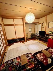 een slaapkamer met een groot bed in een kamer bij Guest House Chara in Hirosaki