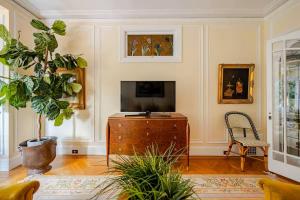 ein Wohnzimmer mit Fernseher und Sessel in der Unterkunft Nob Hill Charm in San Francisco