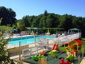 Swimmingpoolen hos eller tæt på Quiet Dordogne Escape