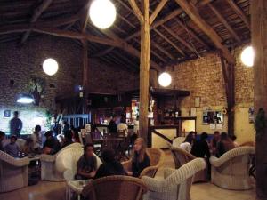 En restaurant eller et andet spisested på Quiet Dordogne Escape